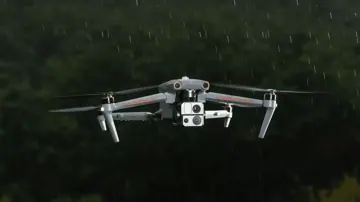 Autel EVO Max 4T у польоті під дощем