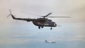 Гелікоптер Мі-8 у повітрі скидає «Дань-М»