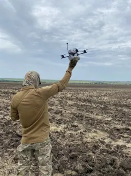 Гортензія в руках бійця на фронті