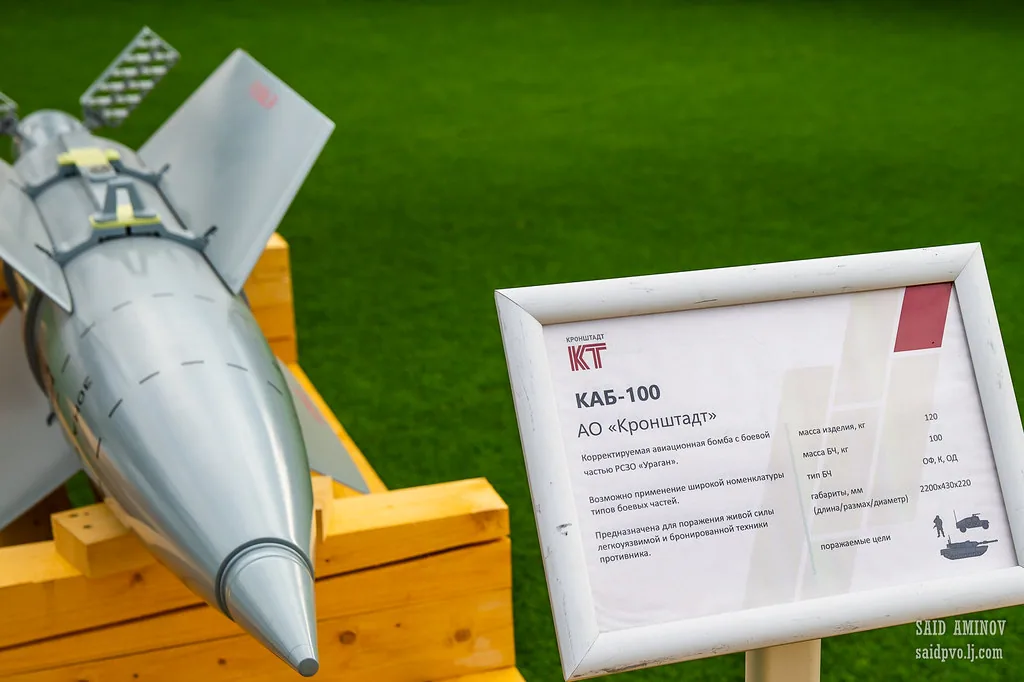 Макет КАБ-100 крупним планом із табличкою «Кронштадт»