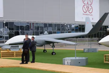 БпЛА «Сириус» зі стендом «МАКЕТ КАБ-100» зліва