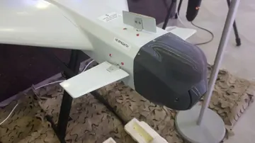 Носова частина «Клин» з ЕО та крилом, крупно