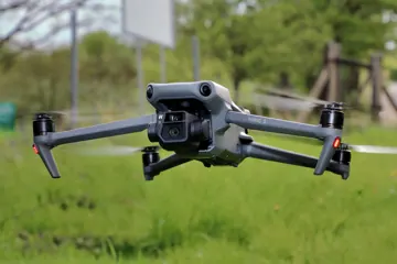 DJI Mavic 3 у польоті, вид збоку