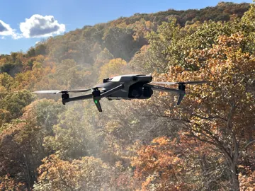 DJI Mavic 3 у польоті на тлі неба