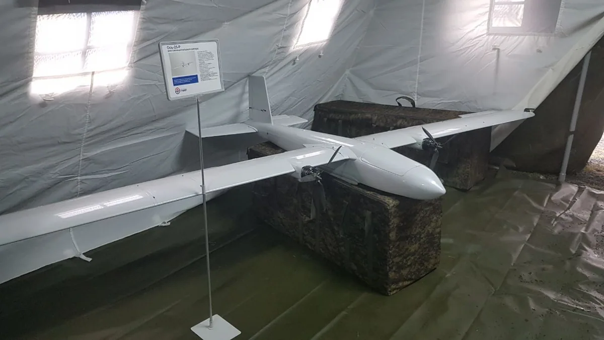 Ось-25-Р на стенді з табличкою «Ось-25-Р» і логотипом ГРАНИТ