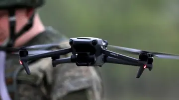 Російський FPV-дрон у польоті (ілюстрація до «Ультиматум»)