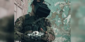 Оператор керує дроном лінійки «Джокер» (рідня «Ультиматум»)