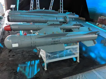 К08БЭ (500 кг) на передньому плані, К029БЭ позаду