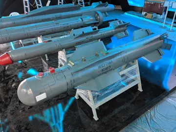 К08БЭ (УПАБ-500Б-Э) спереду, парний показ на МАКС-2019