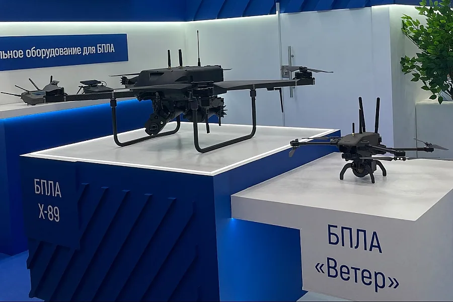 БпЛА «Ветер» і X-89 на виставкових стендах